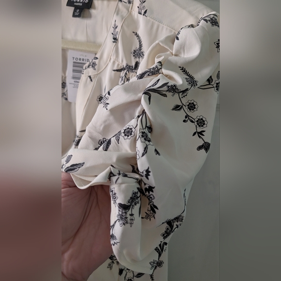 Torrid Women's Black and White Blouse size 0/12 - Picture 5 of 7